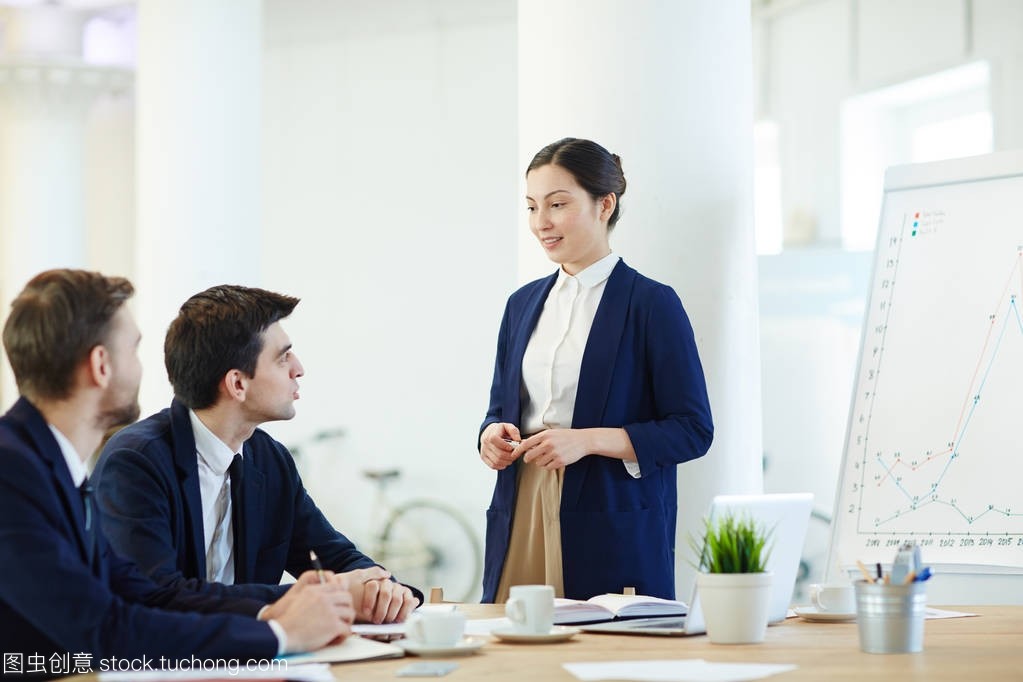 在教學管理人員中解釋財務數據的女實業家