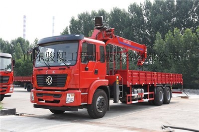 定制12噸東風底盤隨車吊 國五排放、油電兩用與東駿品牌優勢解析